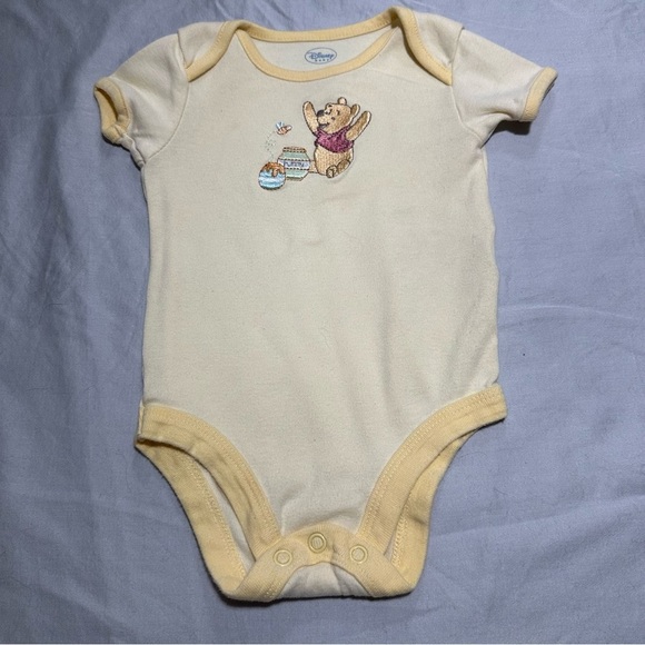 Disney - Winnie the Pooh - short sleeve Cream and Yellow Onesie/shirt - Picture 1 of 3